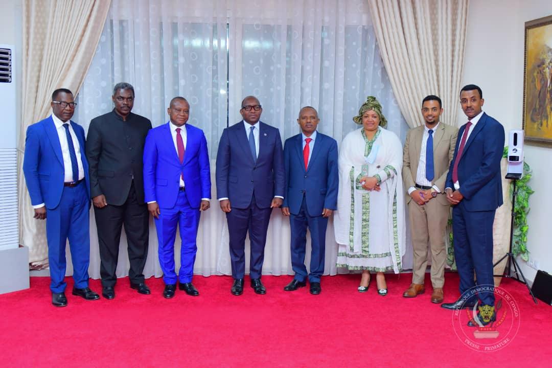 Une photo de famille entre le premier ministre Sama Lukonde ( 4e personne à partir de gauche) avec une délégation de la compagnie Éthiopian Air lines à la Primature
