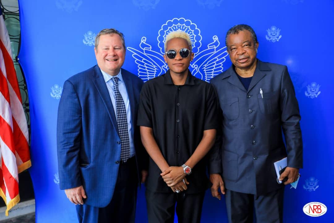 Innos'B entouré de l'Ambassadeur Mike Hammer ( à gauche) et du Professeur Muyembe ( à droite)