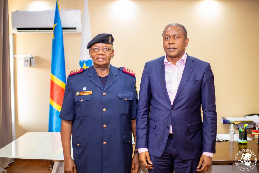 Le Commissaire Général de la police, le Général Dieudonné Amuli ( à gauche) et le président de la CENI Denis Kadima ( à droite)