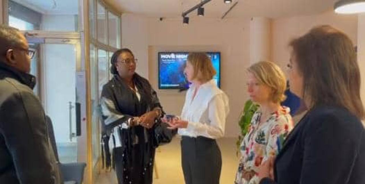 La ministre Antoinette Kipulu, deuxième à partir de la gauche échange avec le staff de " Be Central Foundation" à Bruxelles