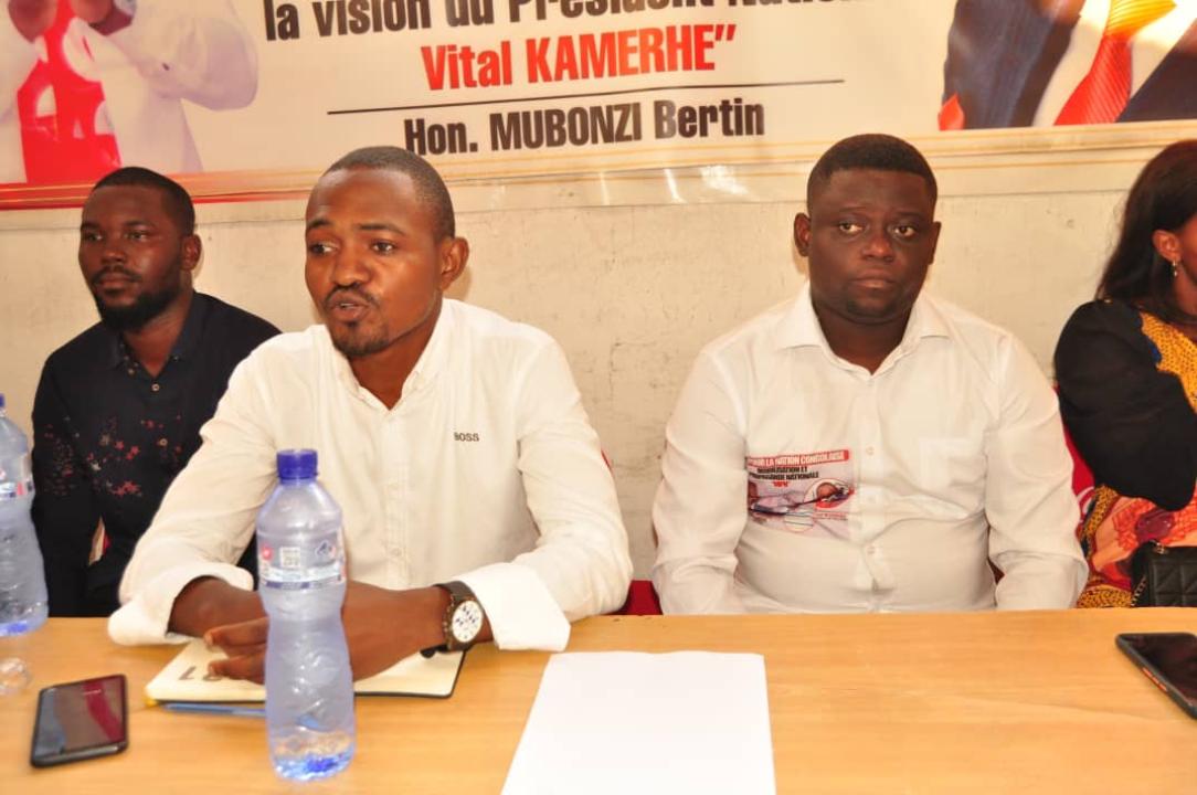 Les deux responsables de la brigade numérique MPN, Robert Mbungu (à gauche) et Joël Musenena (à droite)