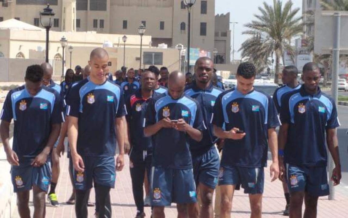 Jody Lukoki (au milieu) entouré de quelques Léopards, lors du stage de l'équipe nationale de la RDC à Dubaï en 2015.
