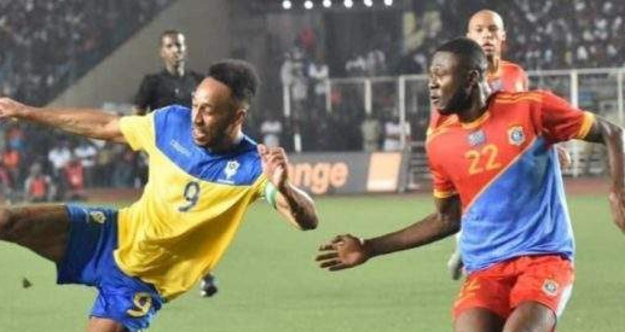 Pierre-Émeric Aubameyang en duel avec Chancel Mbemba, lors de la rencontre RDC-Gabon à Kinshasa.