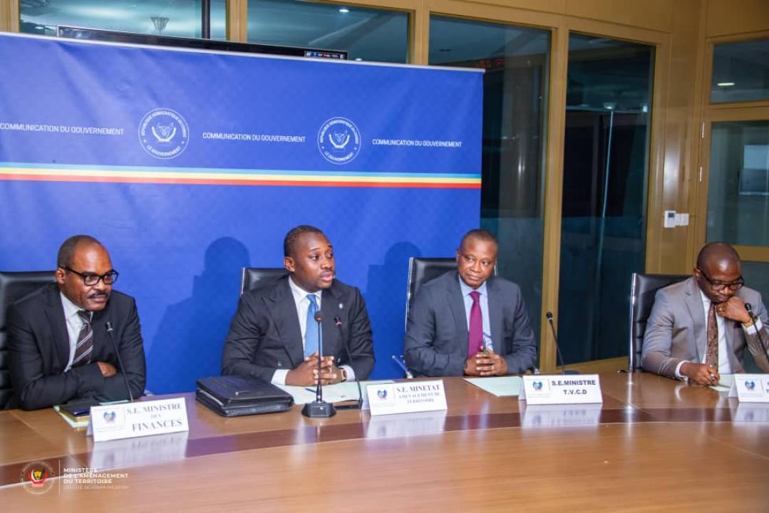 Sur la même table, de gauche à droite, le ministre des finances Nicholas Kazadi, le MinÉtat de l'aménagement du territoire Guy Loando Mboyo, le ministre des transports Chérubin Okende