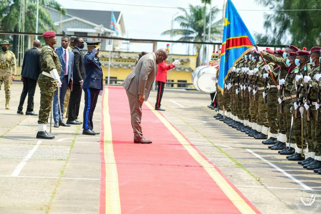 Le chef de l'État Félix Tshisekedi s'incline devant la parade militaire des FARDC