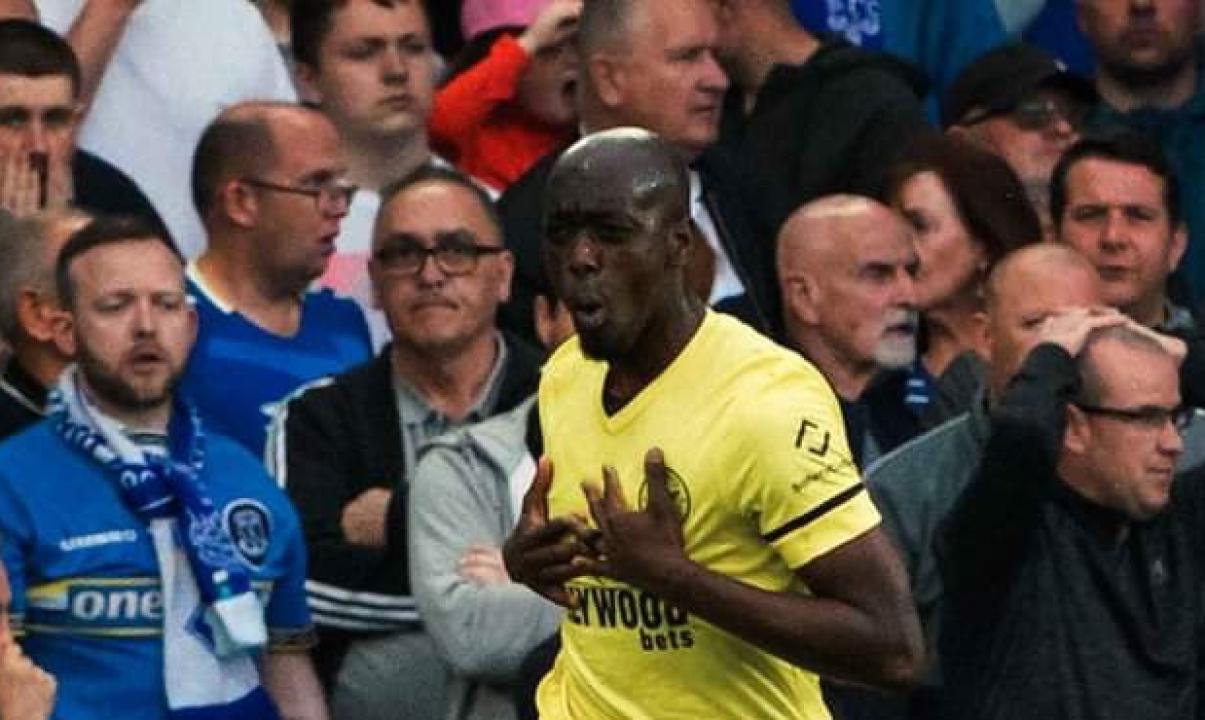 Yoane Wissa en pleine célébration de son but face à Everton.
