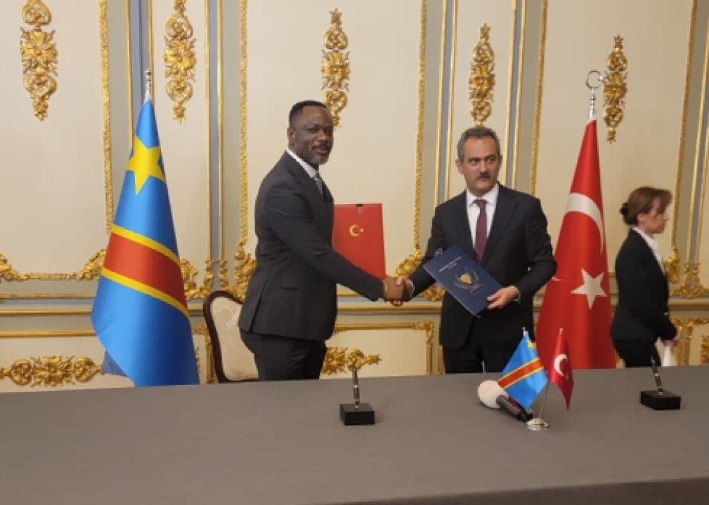Le ministre congolais de l'enseignement primaire, technique et professionnel, professeur Tony Mwaba et son homologue Turque