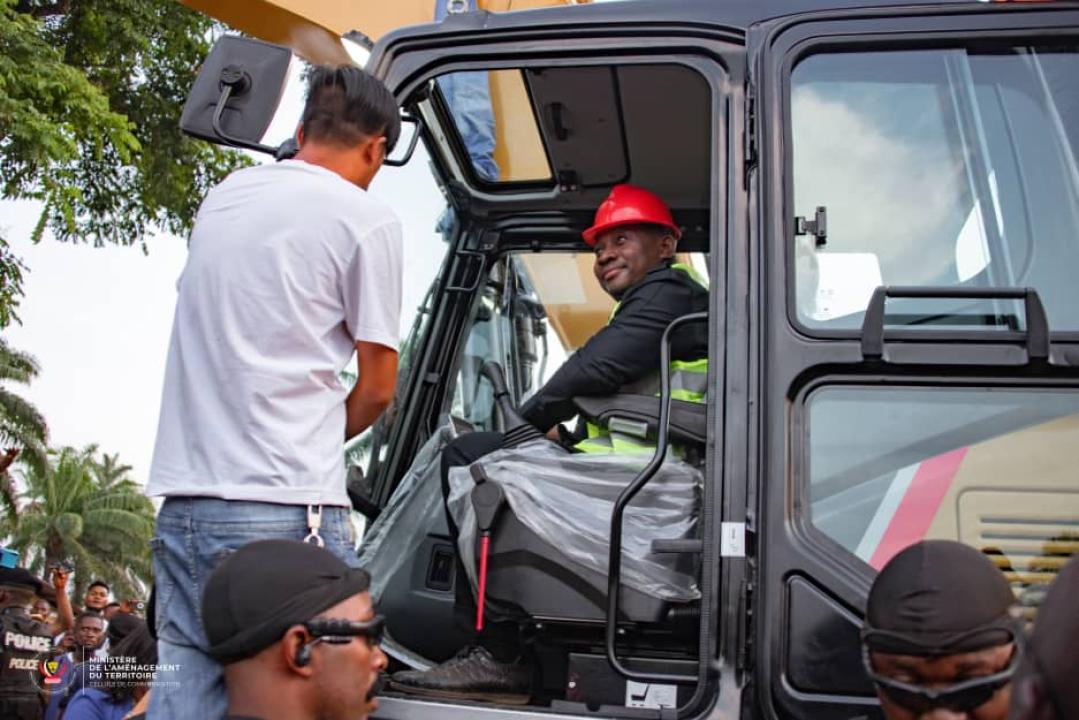 Le ministre d'État chargé de l'aménagement du territoire, Guy Loando Mboyo à bord d'une excavatrice