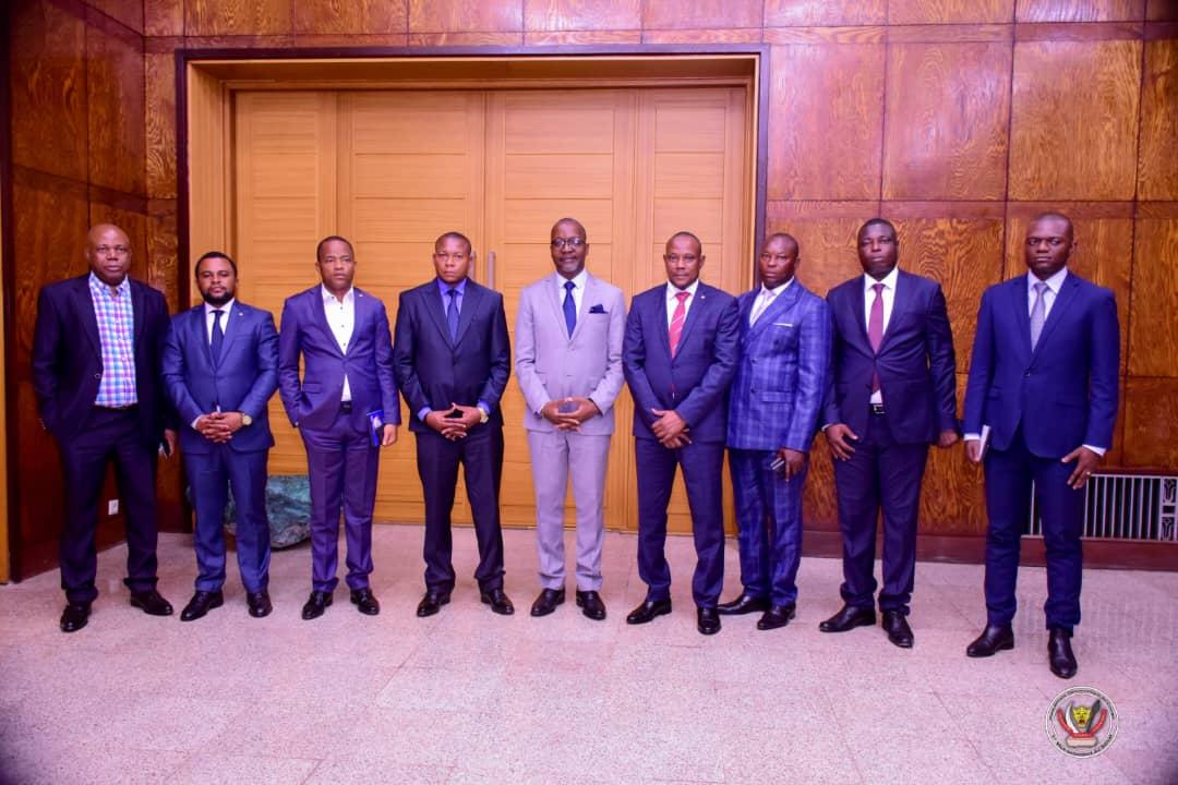 Une photo de famille entre le premier vice-président du Sénat Eddy Mundela Kanku ( 5e personne de gauche à droite) à l'issue d'une audience accordée aux députés provinciaux de Lomami