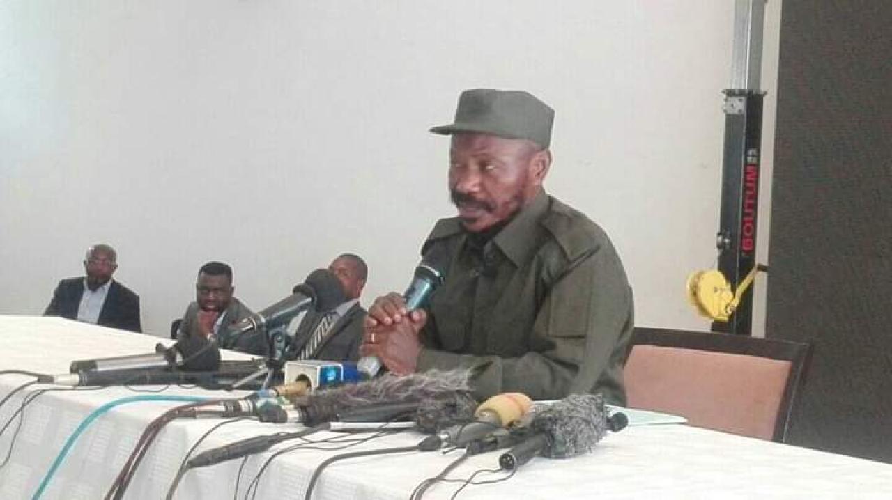 Eddy Kapend s'adressant à la presse le mardi 17 mai