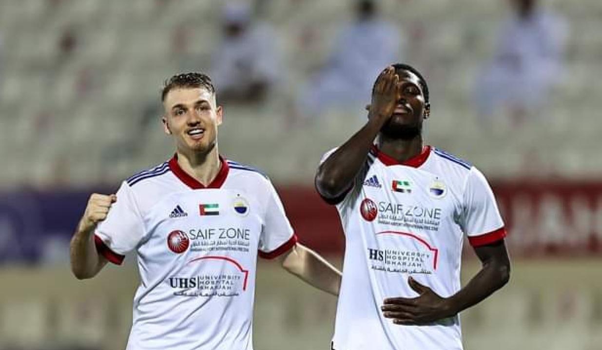 Ben Malango Ngita en pleine célébration d'un but avec l'un de ses coéquipiers de Sharjah .