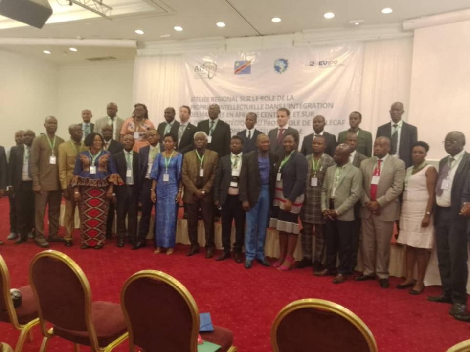 Photo de famille prise lors du lancement d'un atelier régional sur le rôle de la propriété intellectuelle dans l'intégration des marchés en Afrique centrale