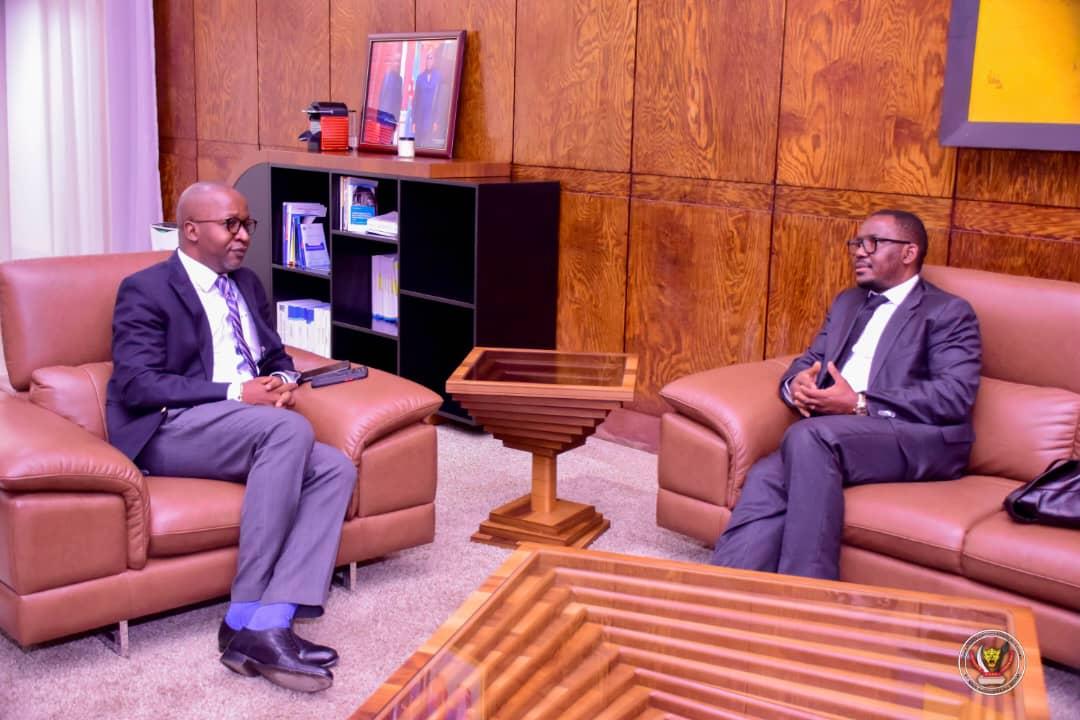 De gauche à droite, le 1er vice-président du Sénat Eddy Mundela et le DG de l'ARSP Kalej Nkand, ce vendredi 20 mai à Kinshasa