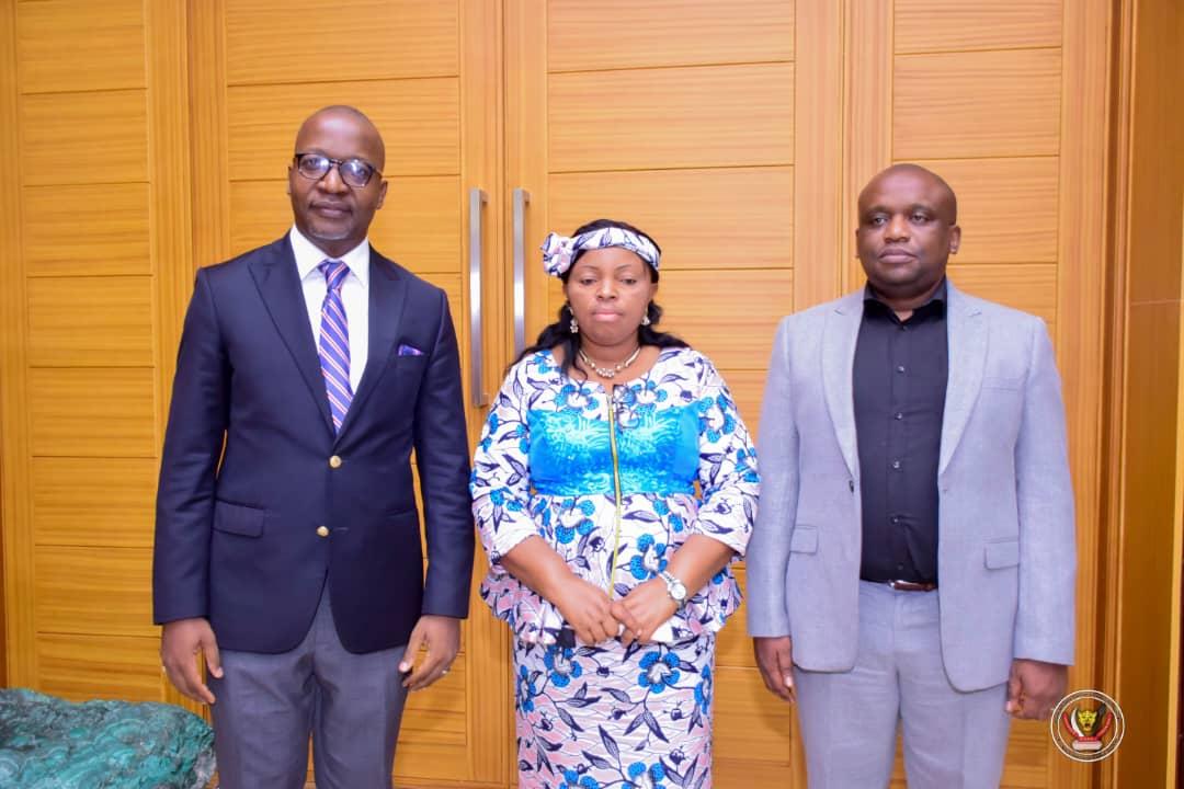 De gauche à droite, le premier vice-président du sénat Eddy Mundela, la vice-gouverneure du Kasaï- oriental Julie Kalenga et le Gouverneur Patrick Mathias Kabeya