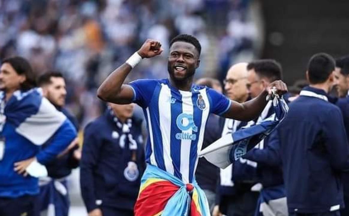 Chancel Mbemba en pleine célébration du sacre du FC Porto en Coupe du Portugal.