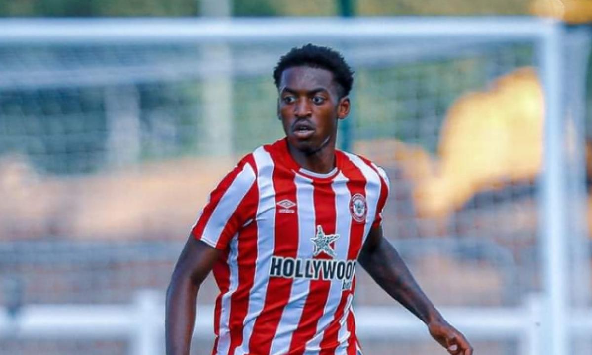 Edmond-Paris Maghoma sous les couleurs de Brentford FC.