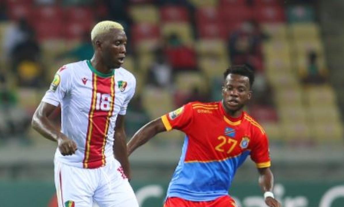 Michée Mika en duel avec un international du Congo-Brazzaville, lors du CHAN Cameroun 2021.