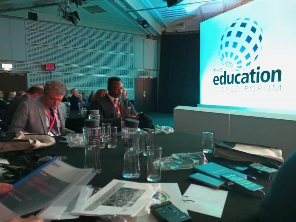 Le ministre de l'EPST de la RDC, le professeur Tony Mwaba, à l'extrême droite, au sommet mondial de l'éducation