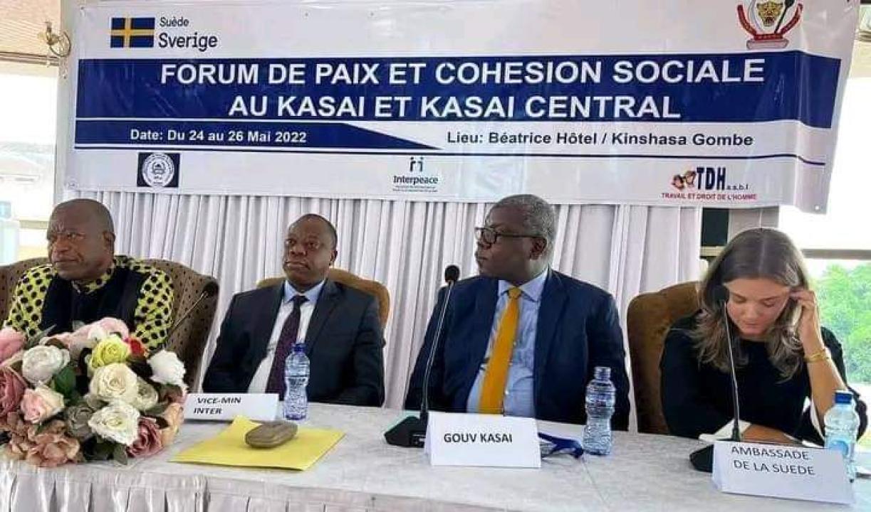 De gauche à droite, le premier vice-président de l'Assemblée nationale, le Vice-ministre de l'intérieur, le gouverneur du Kasaï et l'ambassadrice de Suède