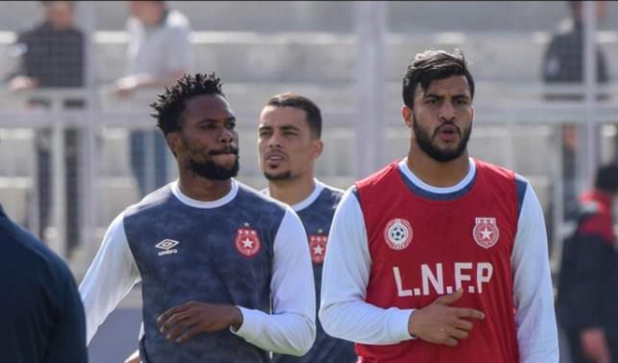 Vinny Bongonga et son coéquipier de l'Etoile Sportive du Sahel à l'échauffement d'avant-match.