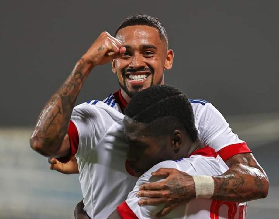 Ben Malango en pleine célébration d'un but avec Lucas Caio.