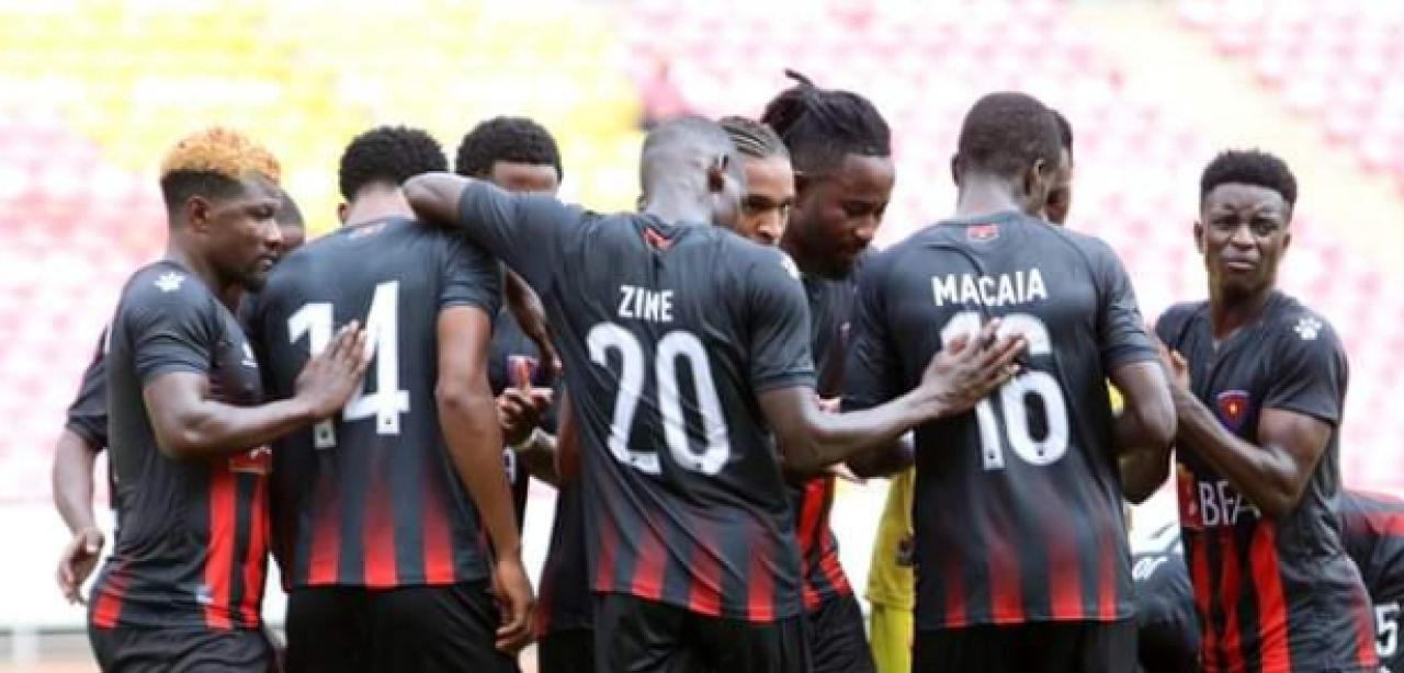 Héritier Luvumbu, Bobo Ungenda et d'autres joueurs de Primeiro de Agosto en pleine célébration d'un but.