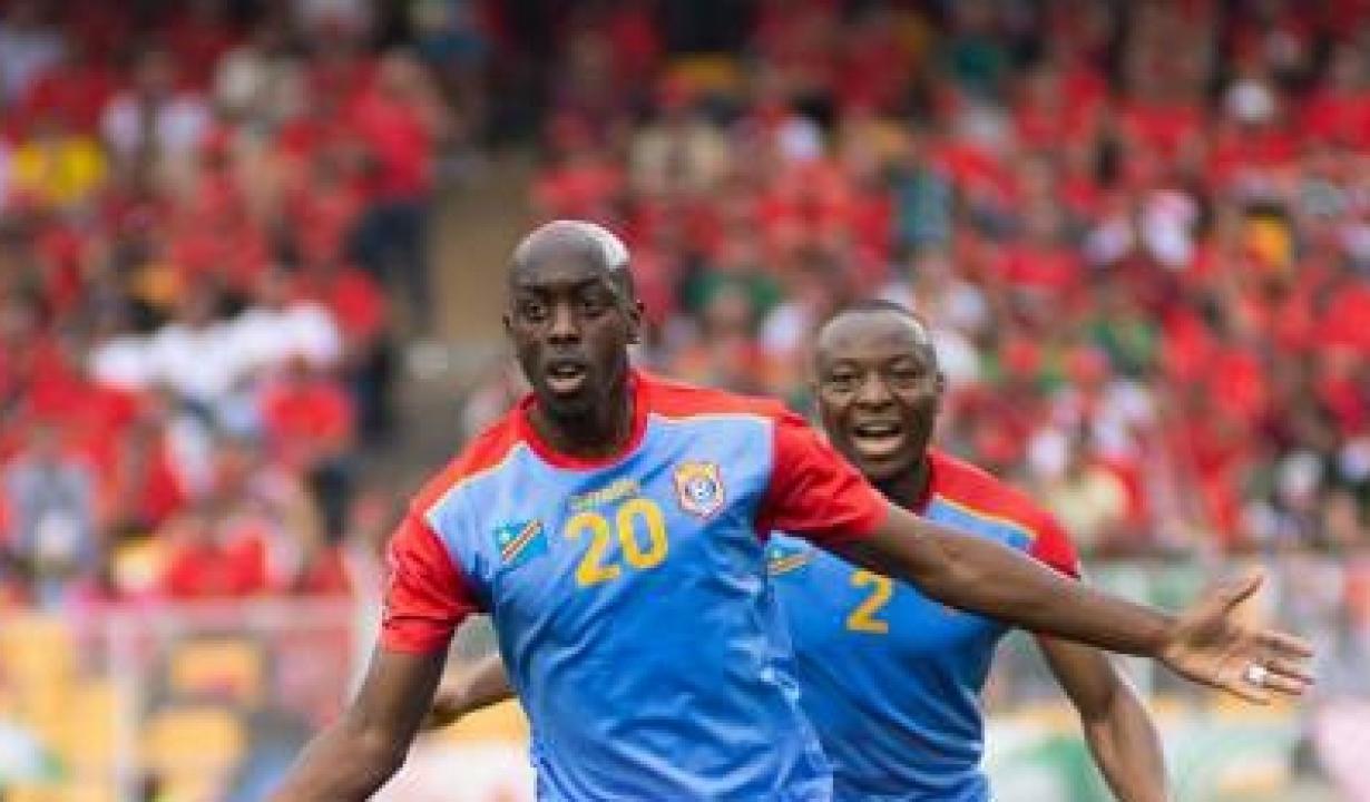 Yoane Wissa et Edo Kayembe en pleine célébration d'un but lors des éliminatoires du mondial Qatar 2022.
