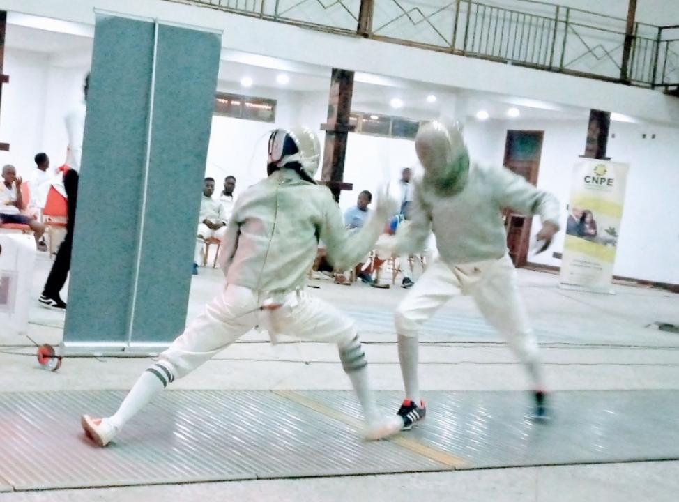 Un combat d'escrime disputé au complexe Maisha Park de Kinshasa.