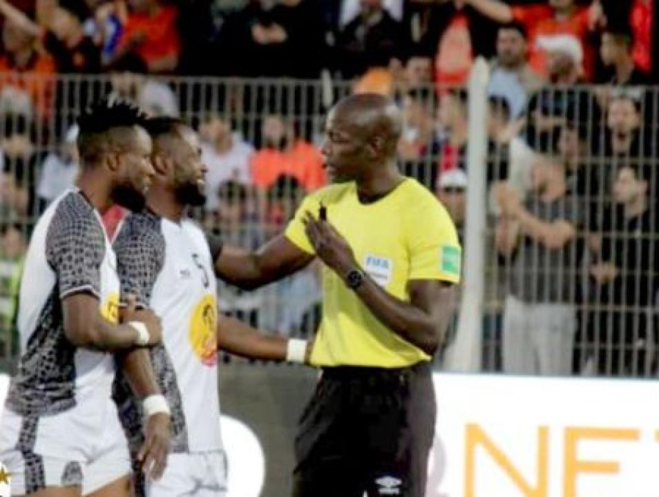 L'arbitre central Maguette N'diaye et deux joueurs du Tp lors de la demi-finale retour entre Renaissance Sportive de Berkane et le Tp Mazembe