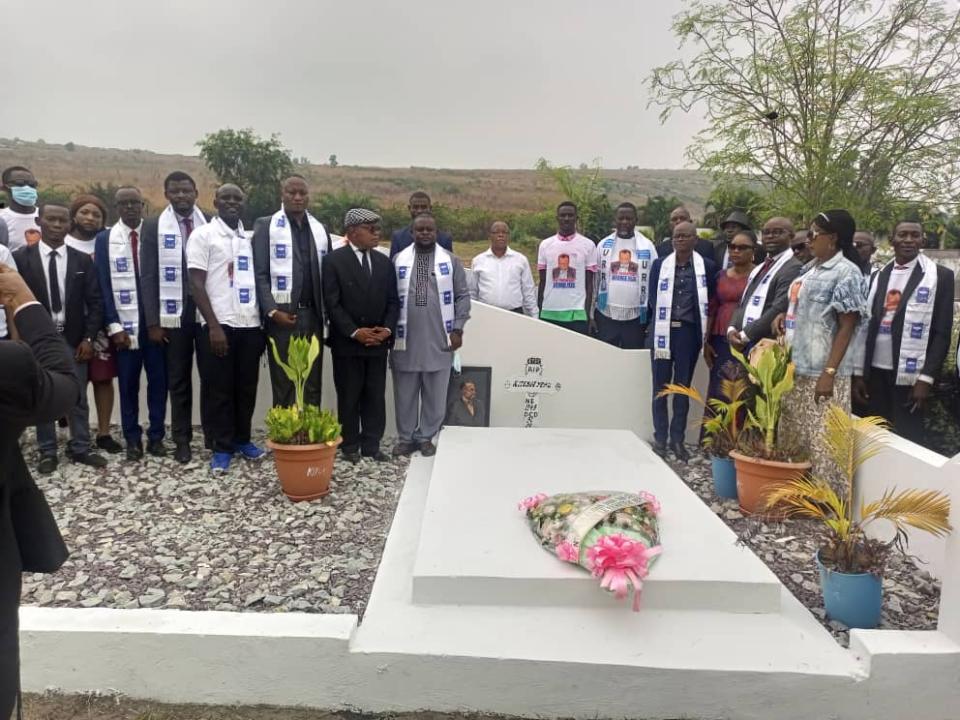 Quelques membres de l'URR et du CR s'inclinent devant la tombe de feu Patriarche Kitenge Yesu