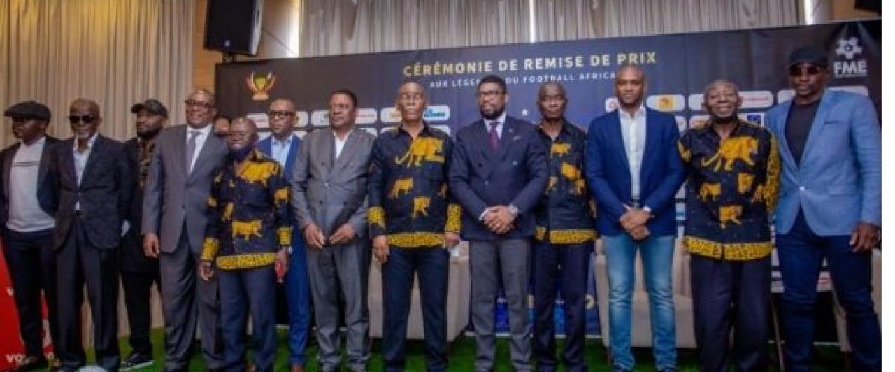 Serge Nkonde entouré de Shabani Nonda, Ilunga Herita, Trésor Lualua, Amadou Diaby et d'autres personnalités.