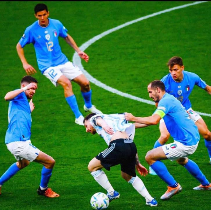 Lionel Messi en duel avec quatre joueurs Italiens lors de la finalissima.
