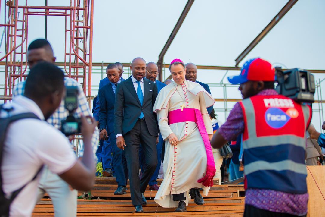 Le Porte-parole du gouvernement, Patrick Muyaya et le Nonce Apostolique, Représentant du Pape François en RDC visitent le site de Ndolo où le Souverain pontife va dire la Sainte messe, le dimanche 03 juillet 2022