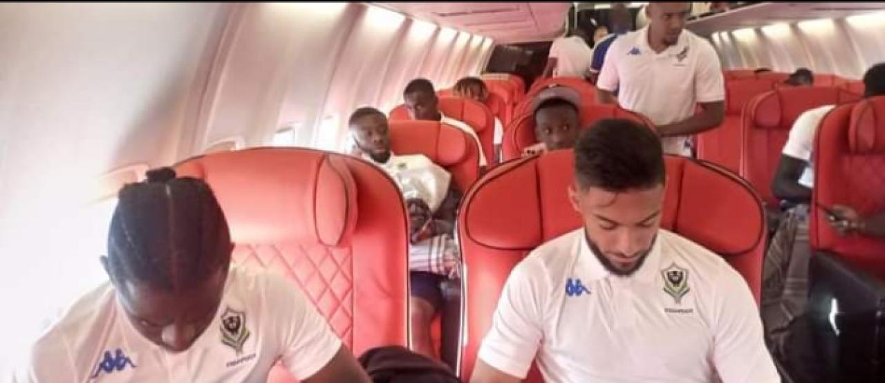 Les joueurs gabonais à bord d'un avion à Barcelone.