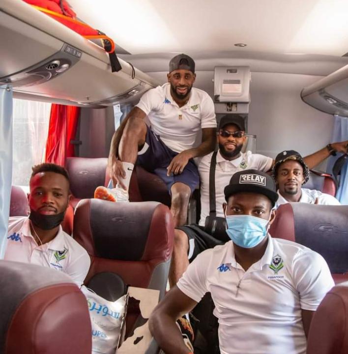 Les joueurs gabonais à bord d'un avion à Barcelone.