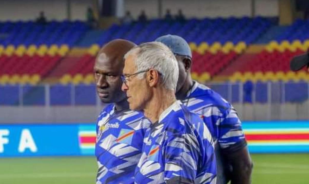 Hector Cúper et quelques membres de son staff technique, lors d'une séance d'entraînement au stade des martyrs de Kinshasa.