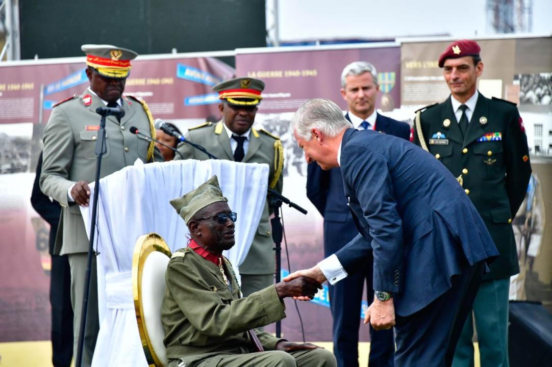 Le Caporal Kunyuku (100 ans) reçoit des honneurs de la part du Roi des Belges Phillipe en séjour en RDC