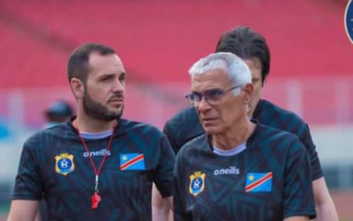 Hector Cúper et les membres de son staff technique lors d'une séance d'entraînement des Léopards au stade des martyrs de Kinshasa.