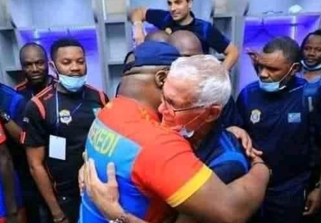 Félix Tshisekedi en accolade avec Hector Cúper, après la victoire de la RDC face au Bénin.