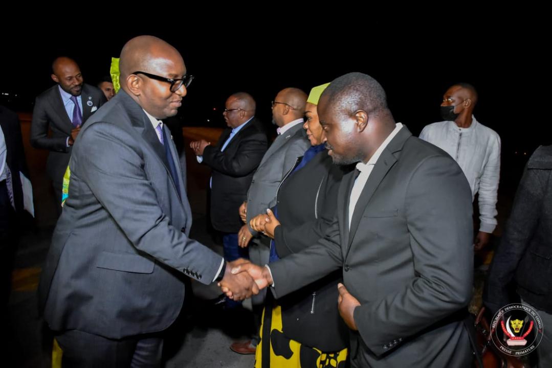 le Premier Sama Lukonde accueilli à Lubumbashi par quelques personnalités venues pour la visite du roi Philippe et Mathilde