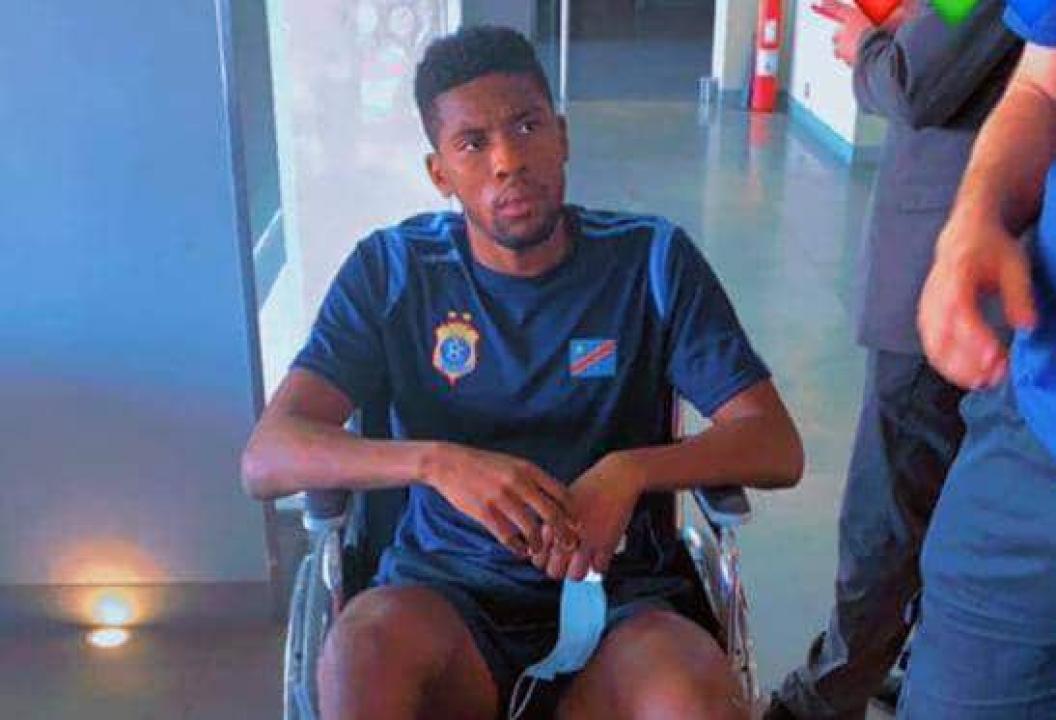 Jephté Kitambala sur une chaise roulante à l'hôpital orthopédique Ben Aknoun d'Alger.