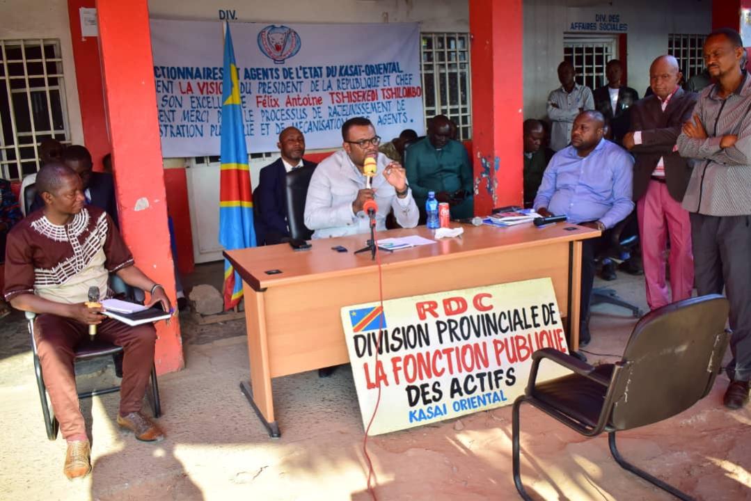 Échange entre le VPM de la fonction publique et les agents de l'administration publique du Kasaï orientale