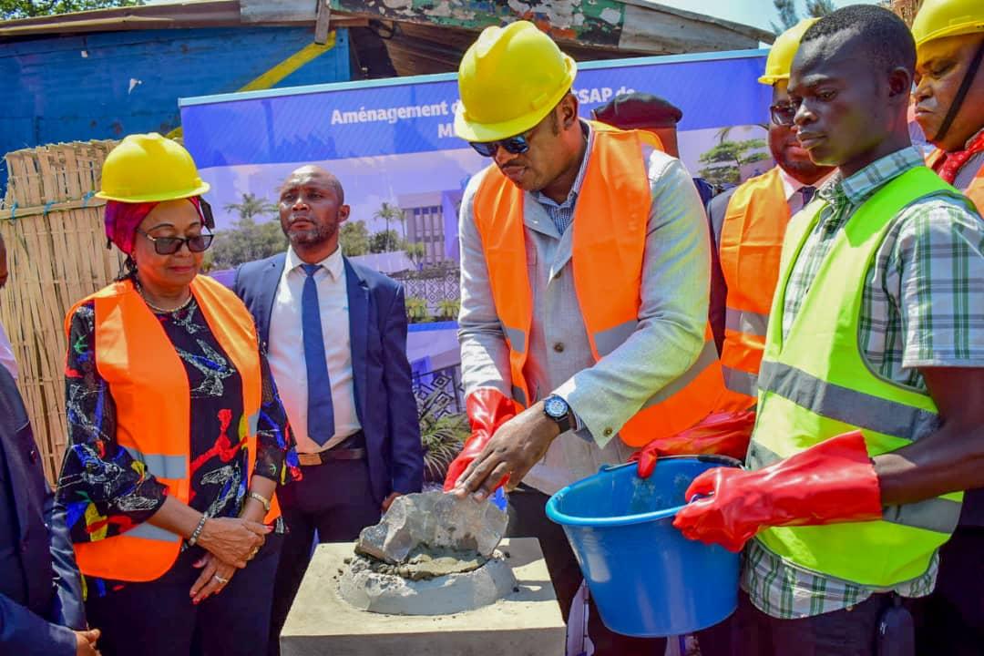 Le Vice-premier ministre Jean-Pierre Lihau pose la première  pierre de construction du bâtiment de la CNSSAP