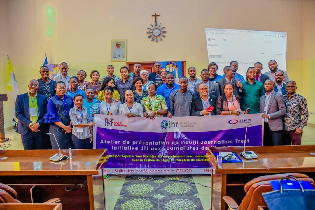 Photo de famille des formateurs (Reporter Sans Frontières) et les patrons des médias de Kinshasa (Participants)