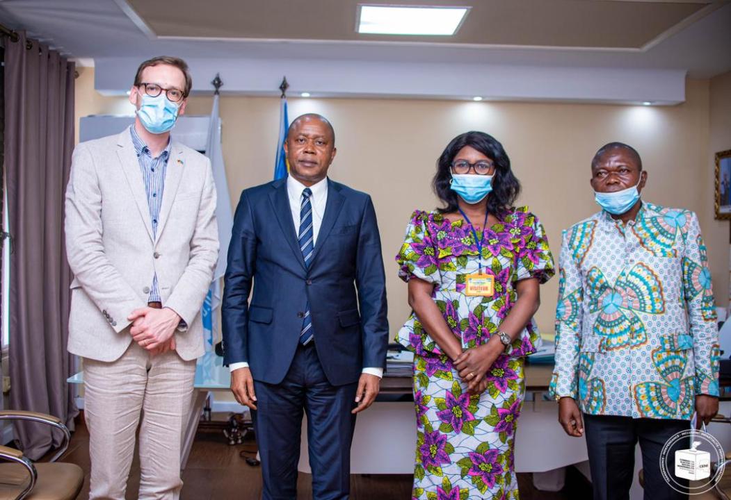 Le président de la CENI Denis Kadima ( en costume bleu) avec une délégation de PNUD