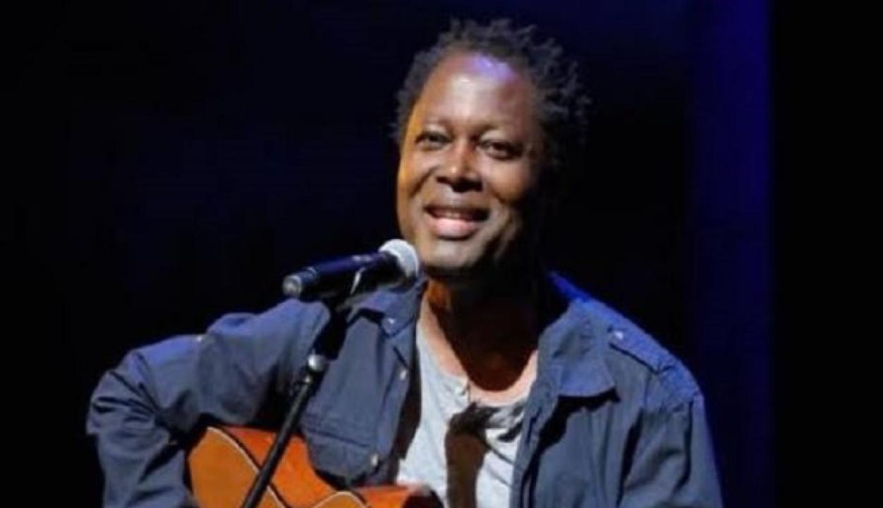 Pascal Lokua Kanza, lors d'un concert acoustique à Paris.