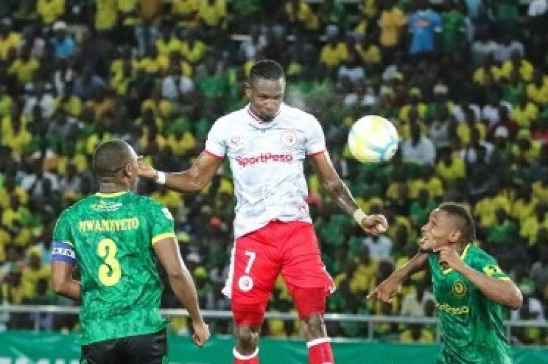 Chris Mugalu sous les couleurs de Simba SC, lors du derby face à Young Africans.