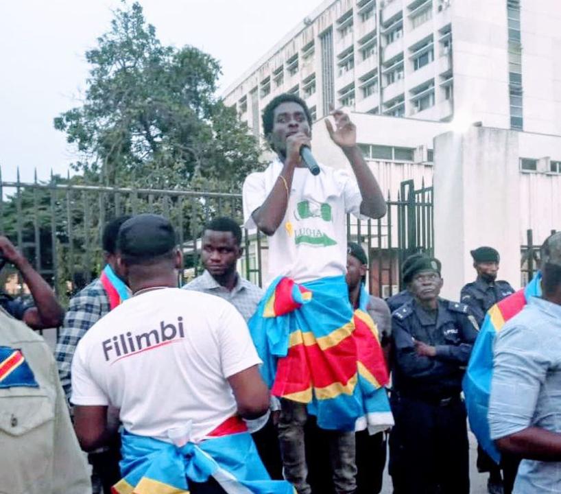Les mouvements citoyens congolais devant le ministère des affaires étrangères à Kinshasa.