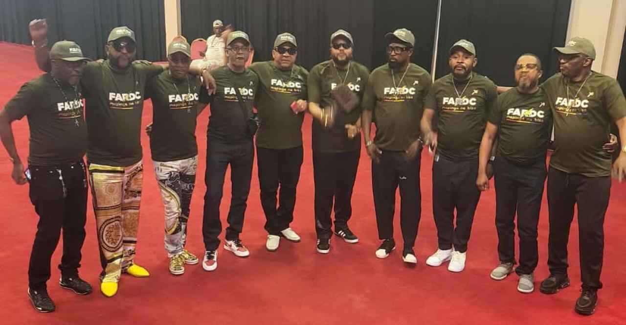 Photo de famille des musiciens clan Wenge Musica 4x4 en t-shirt estampillés FARDC