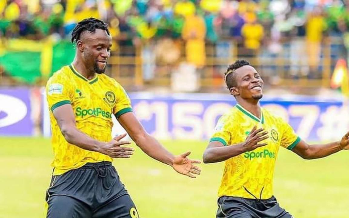 Fiston Mayele Kalala et Jésus Moloko Ducapel en pleine célébration d'un but.